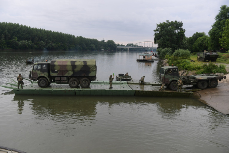 Pripadnici Rečne flotile Vojske Srbije izveli taktičku vežbu sa bojevim gađanjem (FOTO/VIDEO)