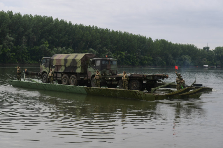 Pripadnici Rečne flotile Vojske Srbije izveli taktičku vežbu sa bojevim gađanjem (FOTO/VIDEO)