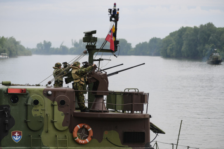 Pripadnici Rečne flotile Vojske Srbije izveli taktičku vežbu sa bojevim gađanjem (FOTO/VIDEO)