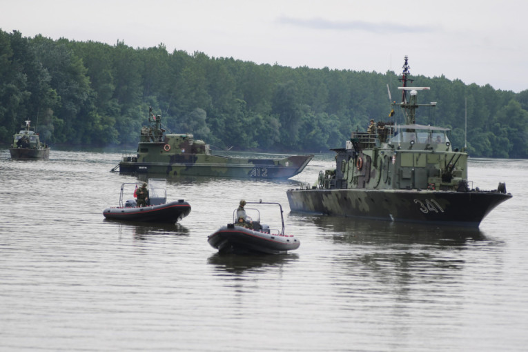 Pripadnici Rečne flotile Vojske Srbije izveli taktičku vežbu sa bojevim gađanjem (FOTO/VIDEO)