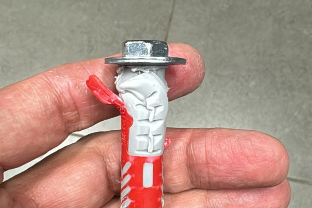 Šokantna slika iz Podgorice! Evo čime su gađani košarkaši Zvezde pre nego što su napustili teren! (FOTO)