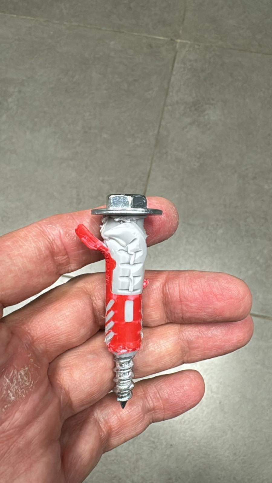 Šokantna slika iz Podgorice! Evo čime su gađani košarkaši Zvezde pre nego što su napustili teren! (FOTO)