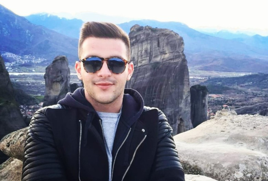 Sahrana mladića koji je stradao na Lefkadi: Roditelji i verenica očajni i neutešni na poslednjem oproštaju (VIDEO)