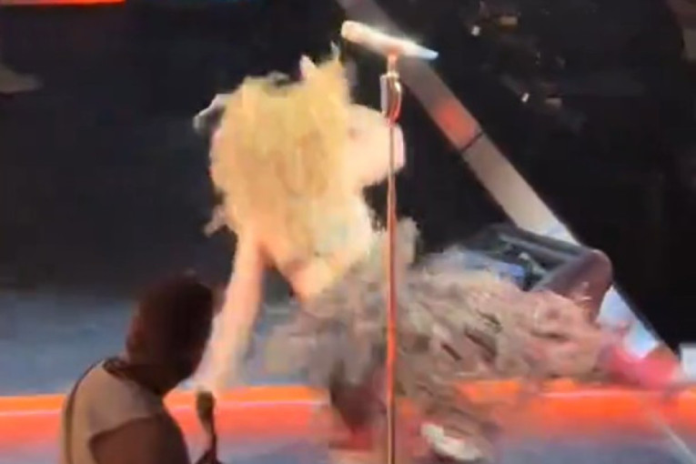 Šakira se prosula na bini: Snimak nezgode obišao mreže, fanovi zabrinuti! (VIDEO)