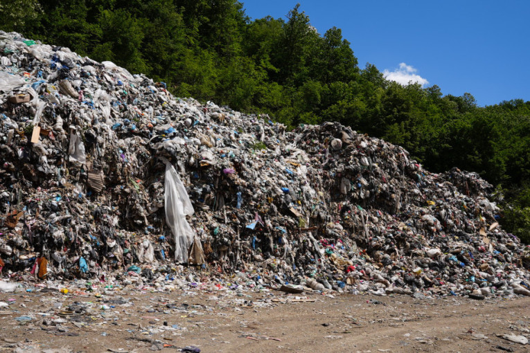 Dve hiljade tona smeća, ekološka bomba samo što ne eksplodira: Hitno se rešava gorući problem u Kosjeriću (FOTO)