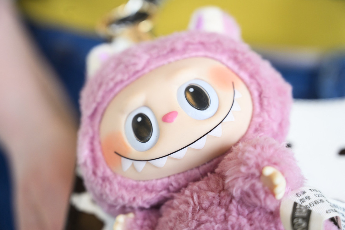 Posle razvoda kupio kuću odmah pored bivše i postavio ogromnu "bezobraznu" skulpturu usmerenu ka njenom prozoru (FOTO)