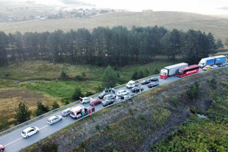 Teška nesreća na putu Zlatibor - Nova Varoš: Sudarili se automobil i kombi, saobraćaj otežan  (FOTO)