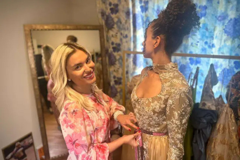 Maturska groznica u ateljeu dizajnerke Đurđe Đukić: Sve više devojaka ide u Čačak po svoju haljinu iz snova (FOTO)