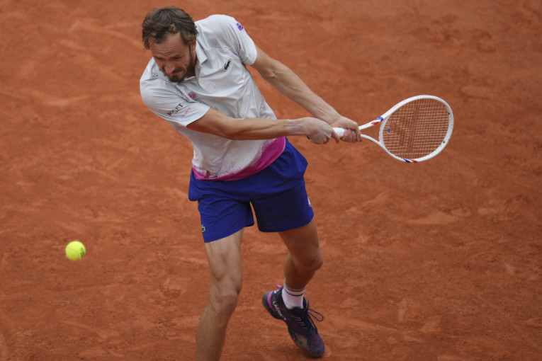 Medvedev besan posle poraza: "Je**š" šljaku, možda sledeće godine i preskočim" (FOTO)