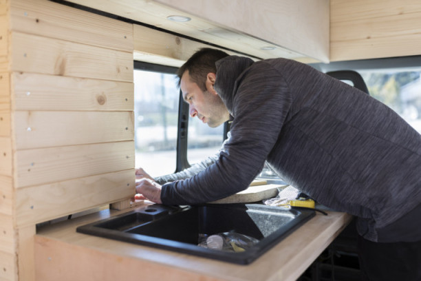 Miloš živeo u plemenu, ronio sa ajkulama i kampovao na -10 stepeni: Srpski avanturista preživeo ono što mnogi ne bi ni pokušali (FOTO/VIDEO)