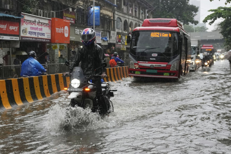 Monsun iznenadio i blokirao Indiju: Očekivali su ga kasnije, on već krenuo da uništava (VIDEO)