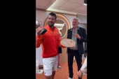 Novak dobio trofej na Rolan Garosu! Poseban trofej za posebnog čoveka! (VIDEO)