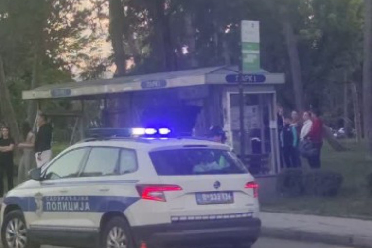 Autom uleteo među ljude u Kragujevcu! Demolirao autobusku stanicu! (VIDEO)