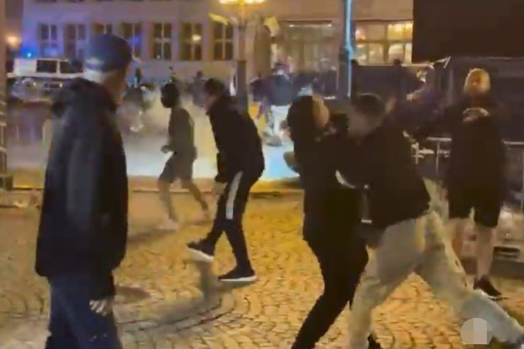 Haos pred finale Lige konferencija: Masovna tuča navijača Čelsija i Betisa na ulicama Vroclava (VIDEO)