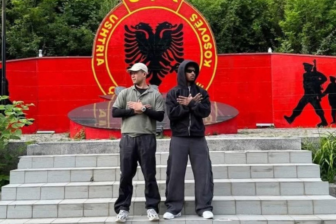 Pao je u očima svih Srba: Reprezentativac Nemačke na Kosovu pozirao ispred UČK spomenika!