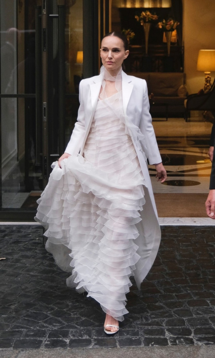 Stil bez greške: Natali Portman u bajkovitoj kreaciji poznate dizajnerske kuće ostavila Rim bez daha (FOTO)