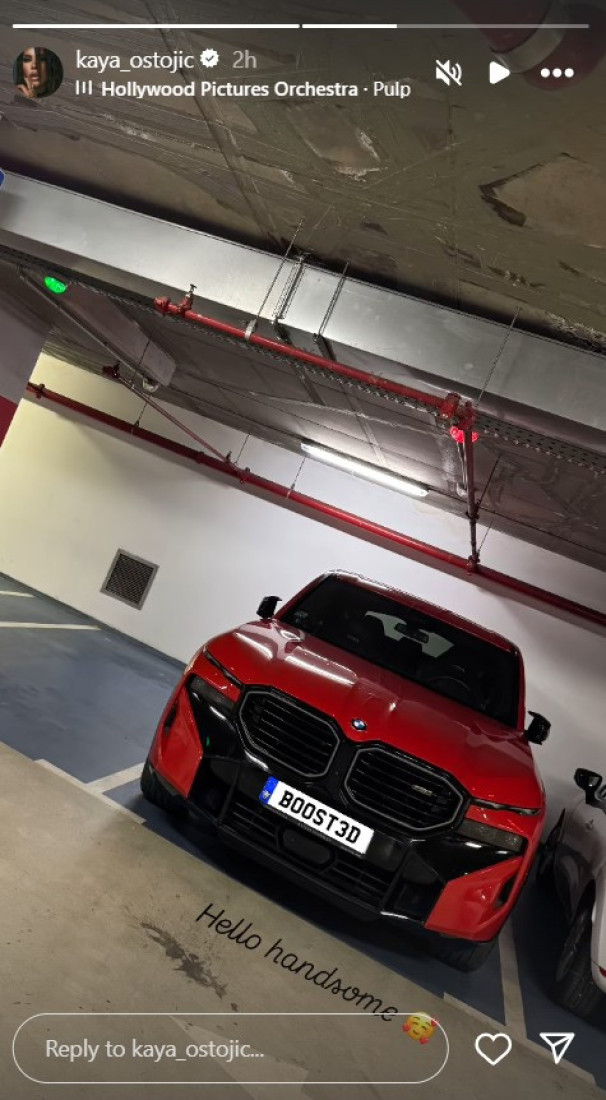 Pevačica iskeširala 200.000 evra za besno vozilo: Kaja Ostojić u crvenoj mašini! (FOTO)