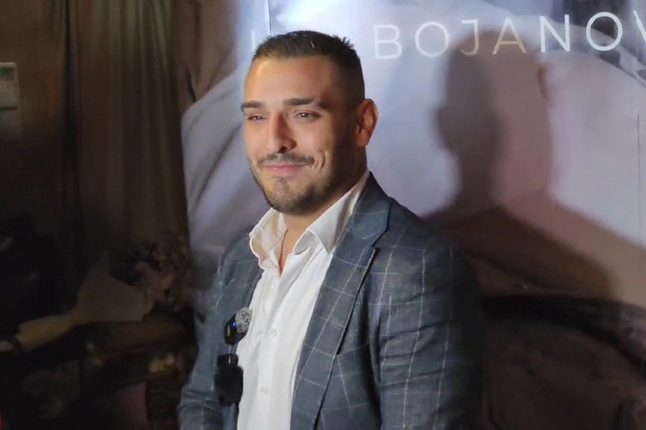 Darko Lazić čeka autobus: Posle udesa baš okrenuo novi list! (FOTO)