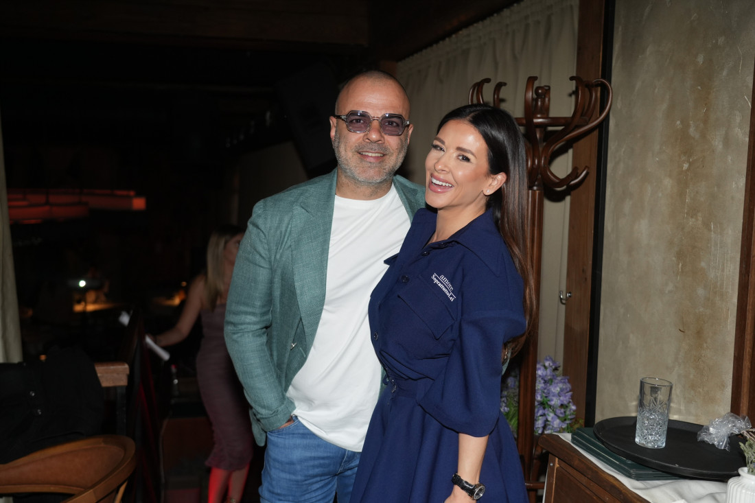 Čvrsto grli tatu! Ana Sević pokazala kako uživa na odmoru sa porodicom! (FOTO)