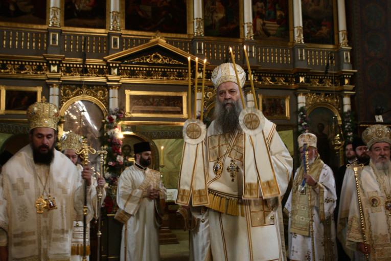 Patrijarh služi liturgiju u Vaznesenjskoj crkvi: Vernici celivaju mošti Svetog Save (FOTO/VIDEO)