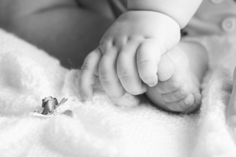 Mladić kleknuo pa izvadio prsten: Devojka ga "oduvala" odgovorom! (VIDEO)