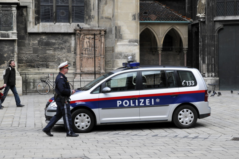 Brutalno ubistvo u Austriji: Ženu našli mrtvu u stanu, a u moru telo njenog sina?