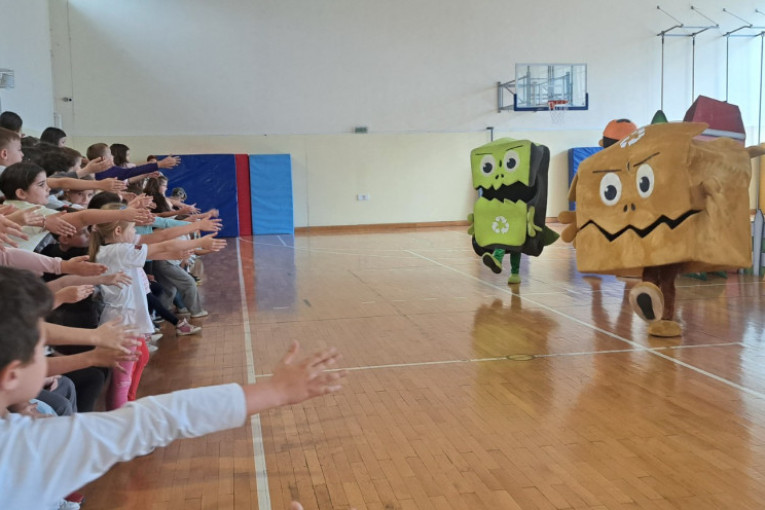 Najmlađi Zvezdarci recikliraju sa "Čistoćinim" Reciklosaurusima