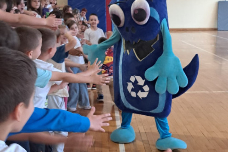 Najmlađi Zvezdarci recikliraju sa "Čistoćinim" Reciklosaurusima
