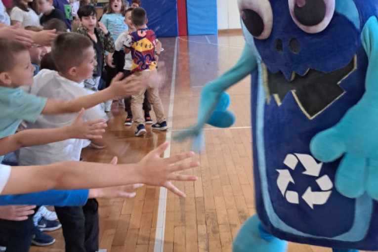 Najmlađi Zvezdarci recikliraju sa "Čistoćinim" Reciklosaurusima