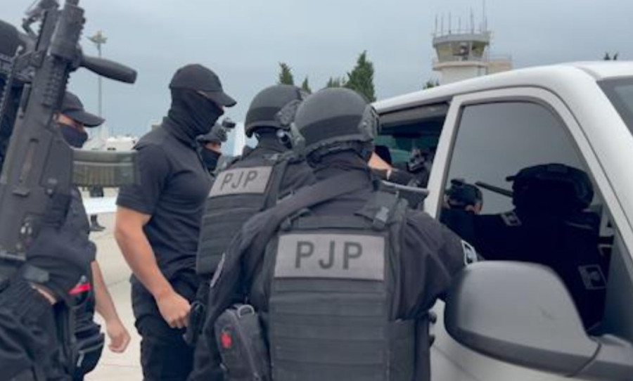 Filmska ekstradicija Zvicerovih saradnika! Okruženi dugim cevima, Keković i Delić isporučeni Crnoj Gori! (FOTO)