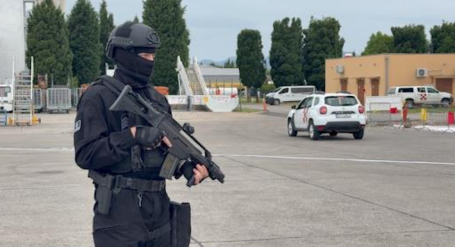 Filmska ekstradicija Zvicerovih saradnika! Okruženi dugim cevima, Keković i Delić isporučeni Crnoj Gori! (FOTO)