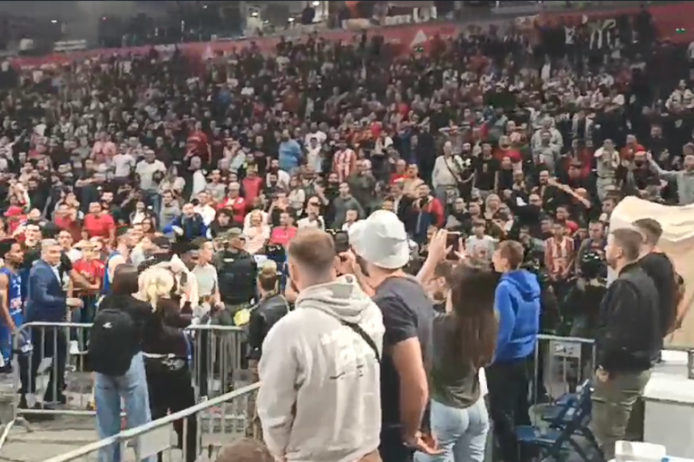 Navijači Zvezde gađali igrače Budućnosti! Nema mira u plej-ofu ABA lige! (VIDEO)