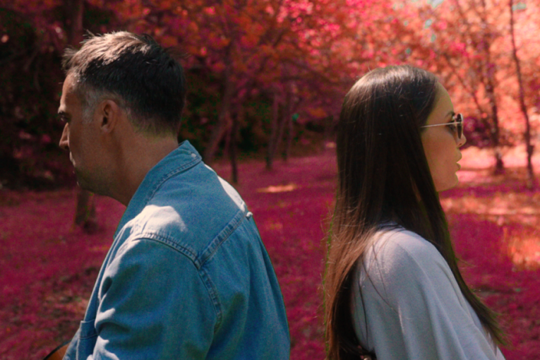 Poslušajte pesmu koja može izazvati nagle osmehe i želju da zagrlite prvu osobu do sebe (VIDEO)