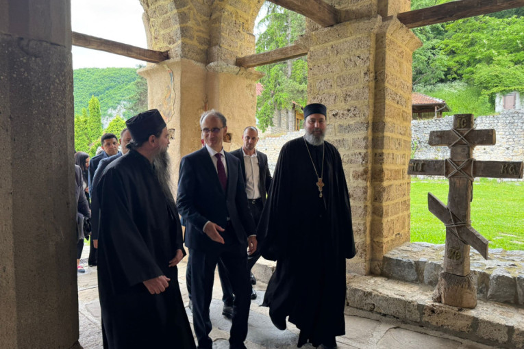 Premijer Macut obišao manastir Sopoćani: Država nastavlja ulaganja u Uroševu zadužbinu (FOTO)