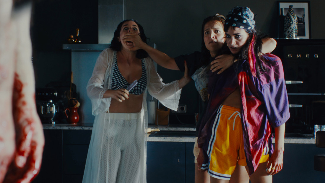 Krvava afera zbog koje ćete se zagrcnuti, a onda smejati do suza: "Devojke s balkona" u domaćim bioskopima (FOTO/VIDEO)