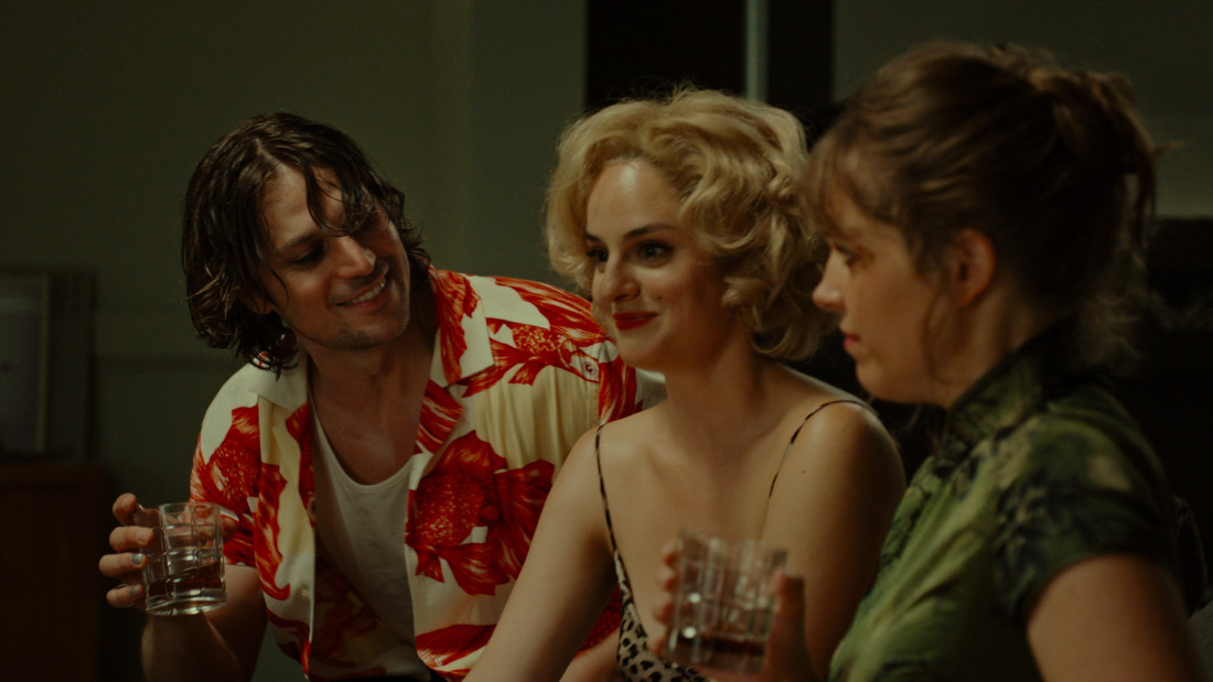 Krvava afera zbog koje ćete se zagrcnuti, a onda smejati do suza: "Devojke s balkona" u domaćim bioskopima (FOTO/VIDEO)