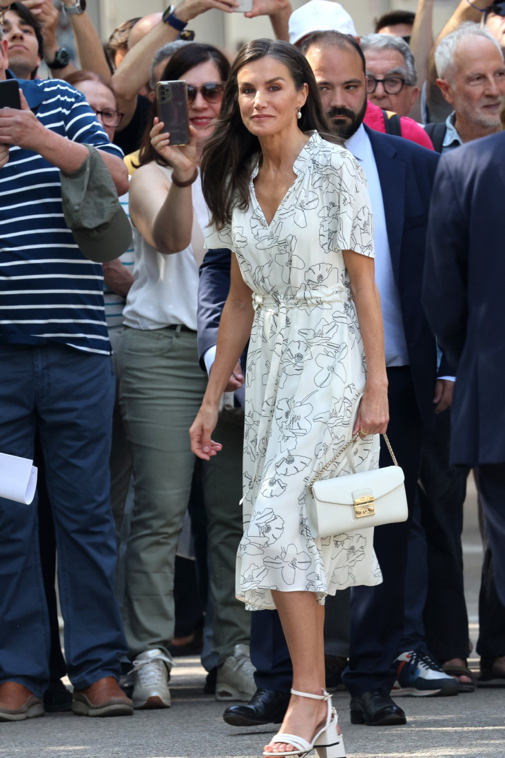Letnji stil koji pristaje svakoj ženi: Kraljica Letizija je u lepršavoj haljini i sa vrlo malo šminke održala modnu lekciju