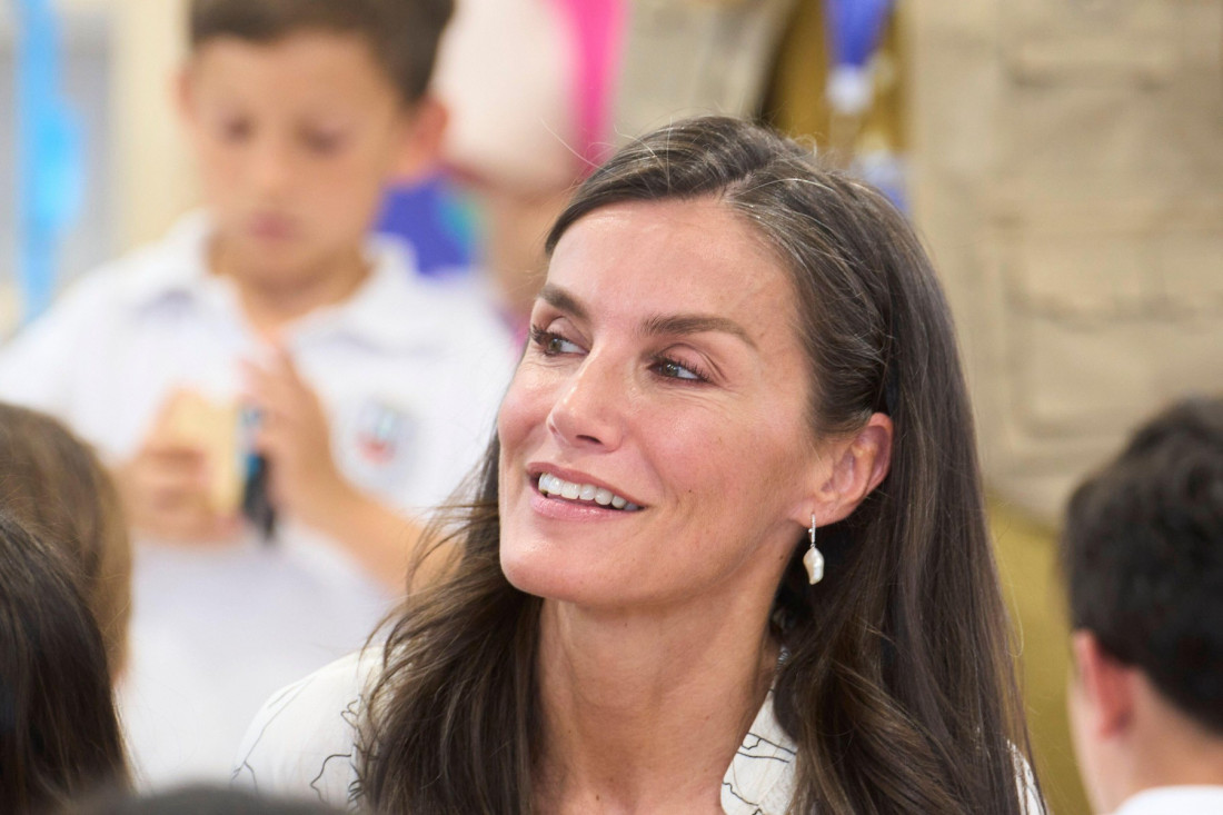 Letnji stil koji pristaje svakoj ženi: Kraljica Letizija je u lepršavoj haljini i sa vrlo malo šminke održala modnu lekciju