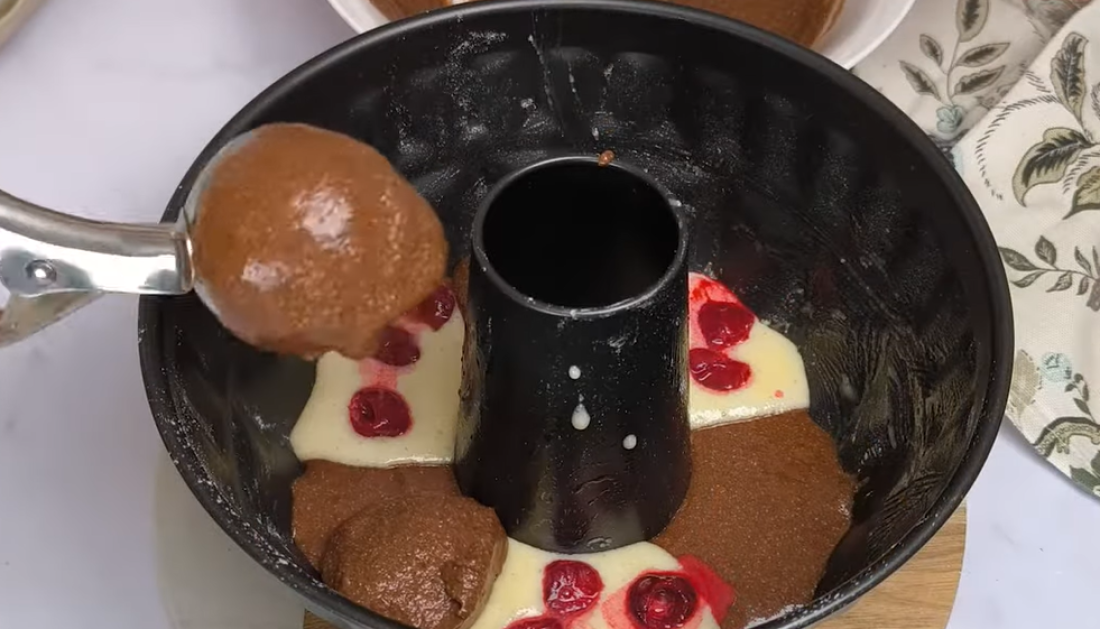 Recept dana: Čokoladni kuglof sa višnjama je pravi užitak za sladokusce, nestaje sa tanjira brže nego što ga ispečete