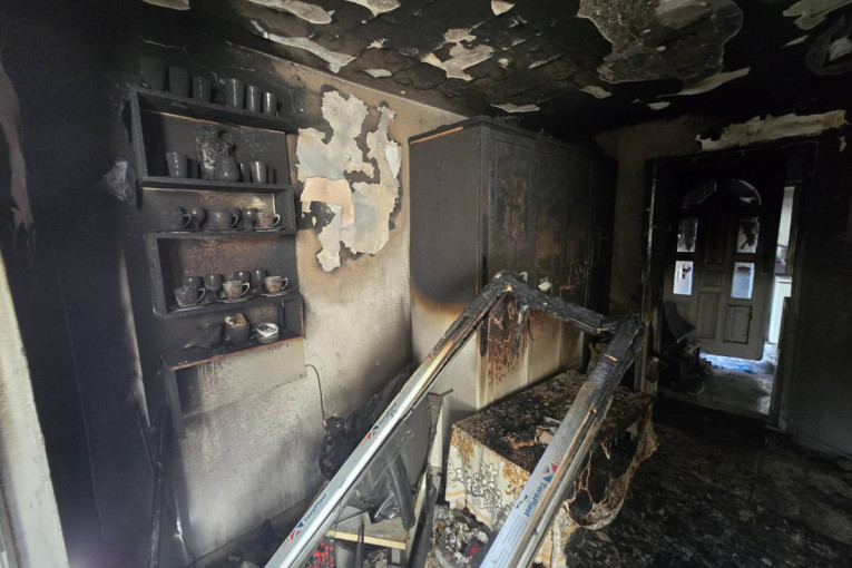 Prve slike požara u Nišu: Kuća pretvorena u zgarište - povređeno šestoro od kojih četvoro dece (FOTO)