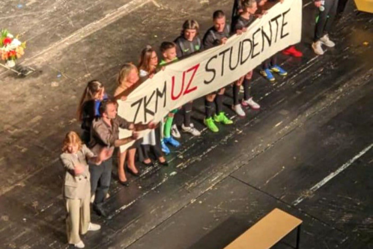 Ustaški scenario na Sterijinom pozorju: ZKM i sin opozicione "elite" huškaju blokadere u Novom Sadu!