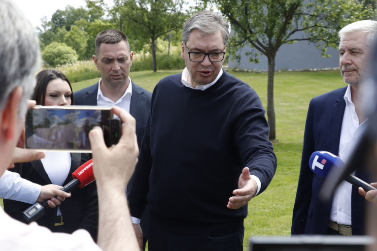 Ne damo Srbiju, ne damo Kosjerić i do pobede u nedelju! Predsednik Vučić poručio: Uradićemo sve da ljudi žive bolje (FOTO/VIDEO)