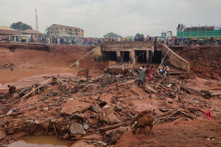 Apokaliptične scene, Nigeriju pogodila katastrofa neviđenih razmera: Broj poginulih u poplavama porastao na 151 (VIDEO)