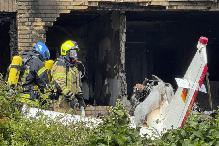 Avion pao na zgradu u Nemačkoj: Stanari u plamenu, dve osobe mrtve! (FOTO)