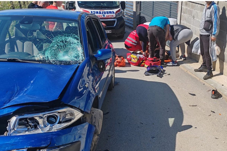 Dete povređeno u Novom Pazaru: Naleteo automobil dok je vozio motocikl, odmah prevezen u bolnicu!