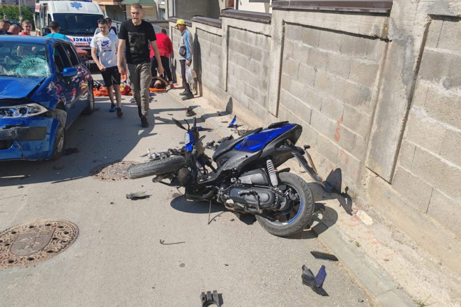 Dete povređeno u Novom Pazaru: Naleteo automobil dok je vozio motocikl, odmah prevezen u bolnicu!