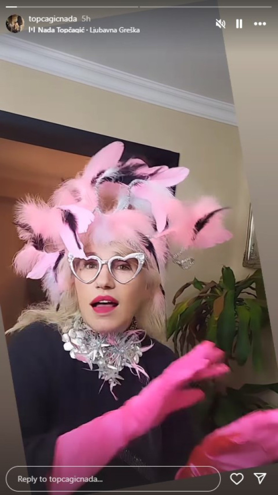 Nada Topčagić nasmejala naciju do suza: Evo šta je stavila na glavu i zapevala! (FOTO)