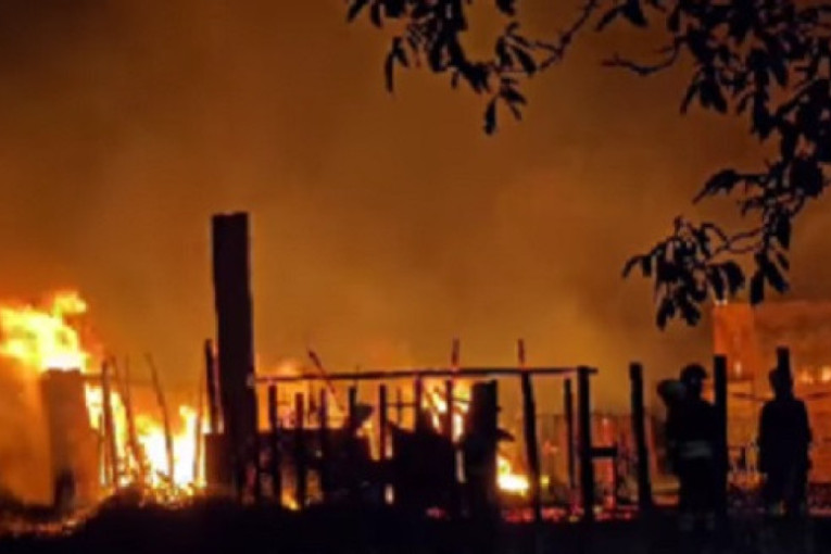 Veliki požar na ulazu u Begeč! Goreo pogon sa bojama, lakovima i drvenom građom