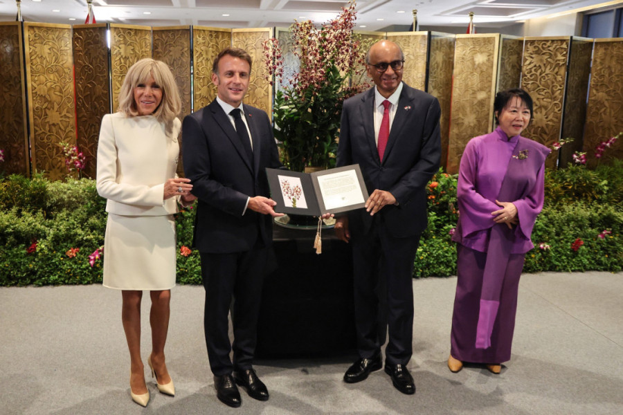 Brižit Makron nasmejana i u boji nevinosti drži supruga pod ruku: Niko ne može da ostane imun na njene vitke noge (FOTO)