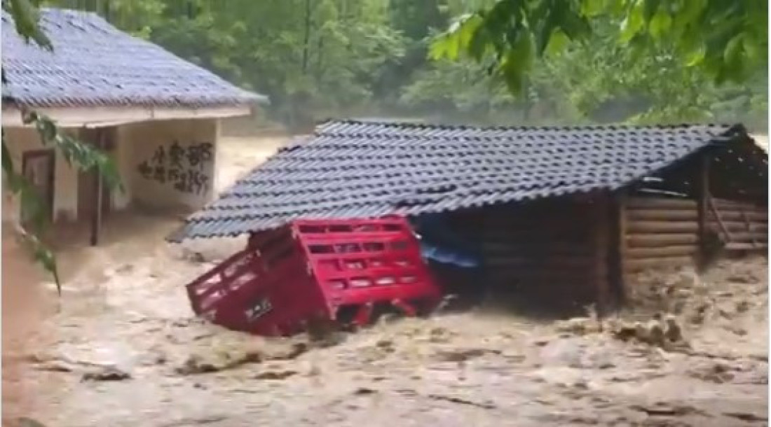 Potop u Kini: Poplave nose kuće i mostove, na hiljade ljudi evakuisano (FOTO/VIDEO)
